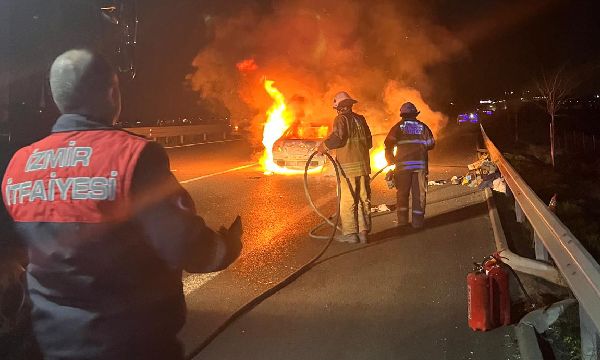 İzmir'de otomobil alev alev yandı